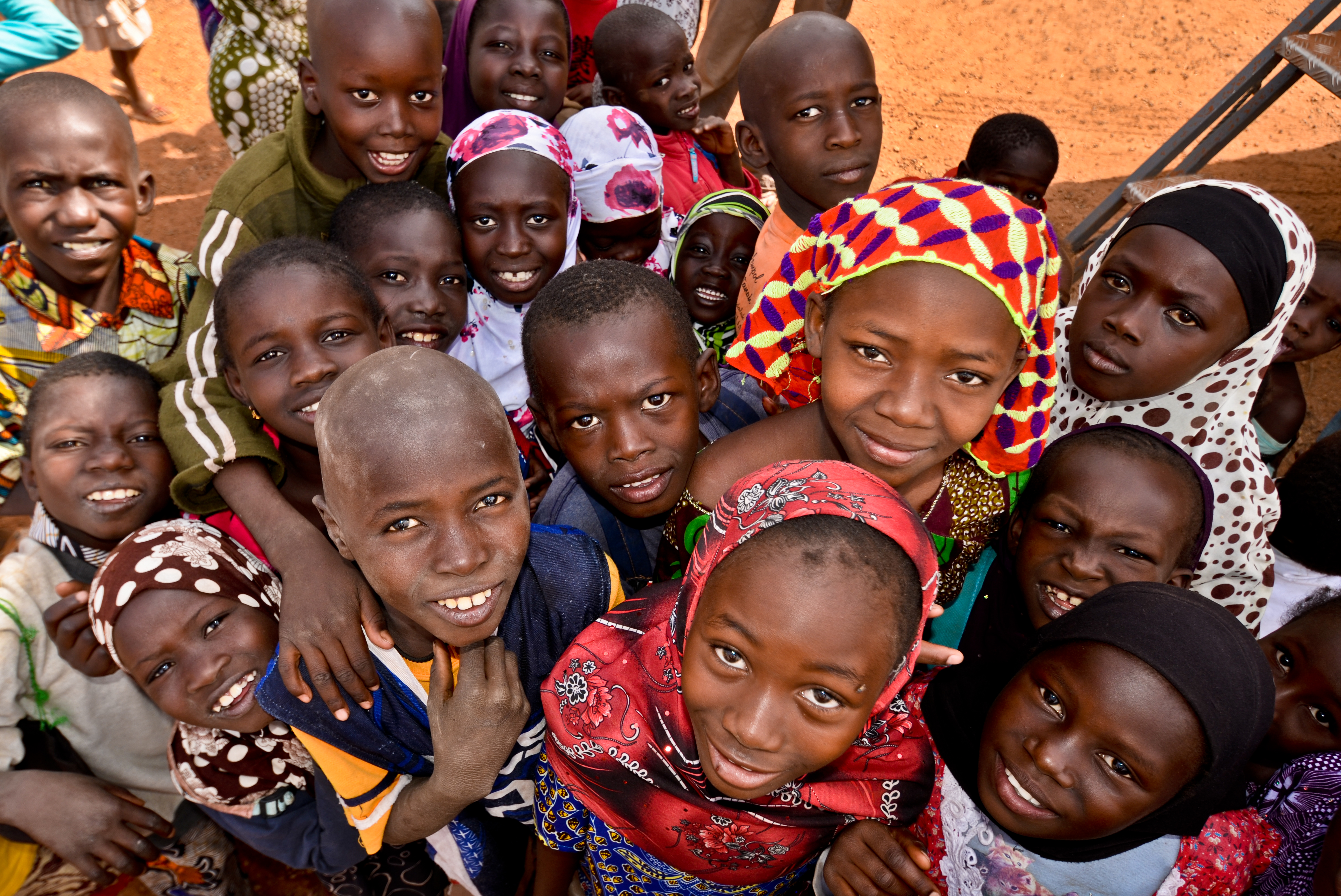 Starving help. Африка костюмы для детей. Западная Африка люди. Африка е.